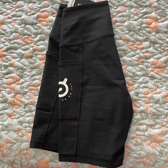 🖤Peloton Biker Shorts 🥷🏻 - Picture 2 of 4